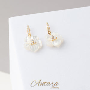 Aretes dorados de flor