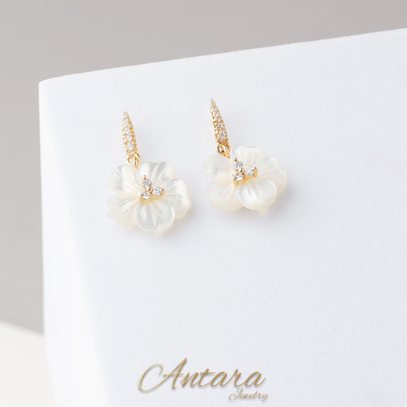 Aretes dorados de flor