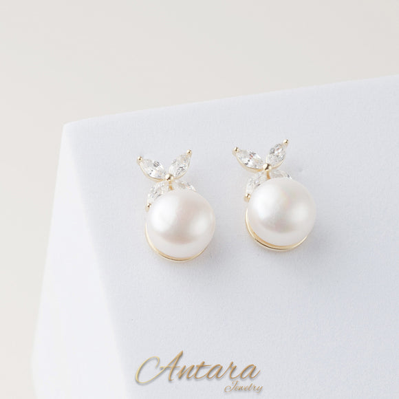 Aretes de perla y cristales