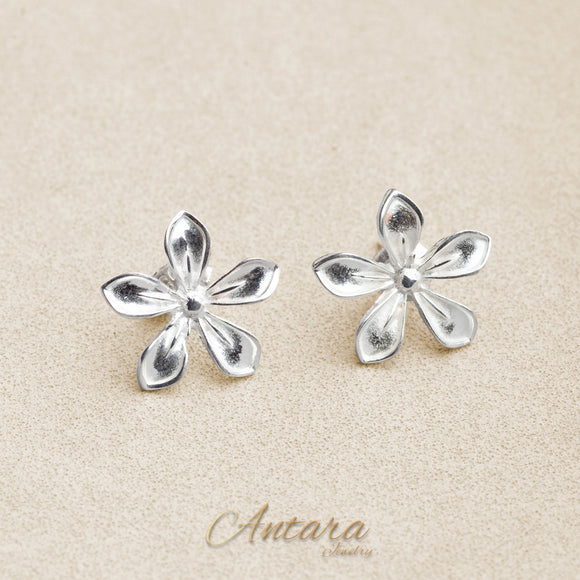 Aretes de flor labrada
