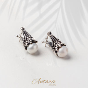 Aretes de perla con diseño labrado