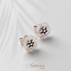 Aretes de flor madre perla