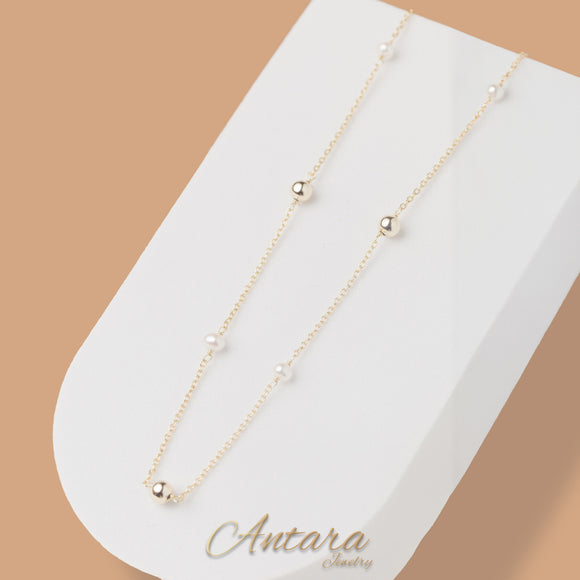 Collar de perlas cultivadas y bolas lisas