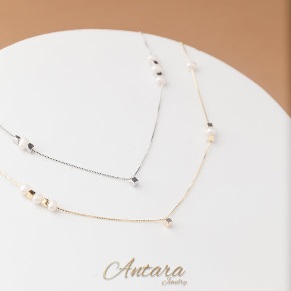 Collar de perlas cultivadas  y cubos liso