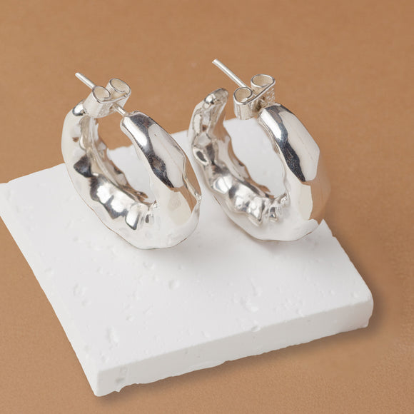 Aretes argollas texturadas en ondas