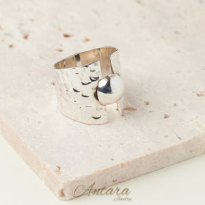 Anillo alto diseño martillado