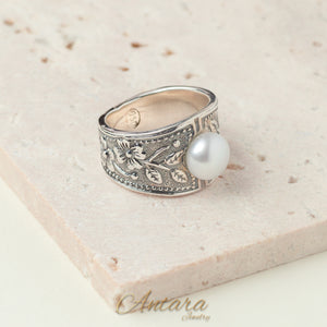 Anillo con diseño de flores y perla