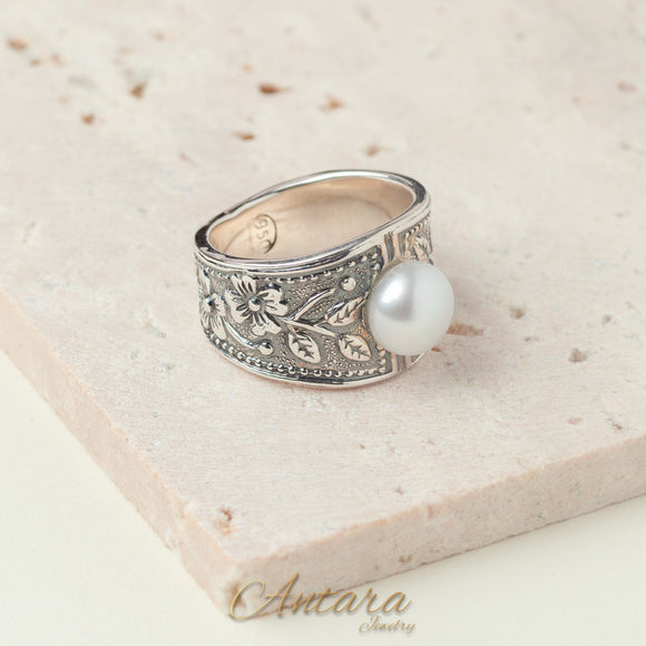 Anillo con diseño de flores y perla