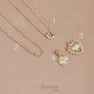 Collares dorados y charms