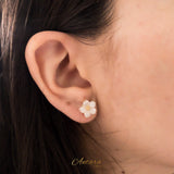 Aretes huggies flor concha nácar