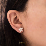 Aretes huggies flor concha nácar