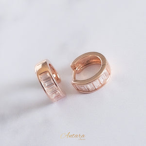 Aretes huggies rose gold y circonias baguette