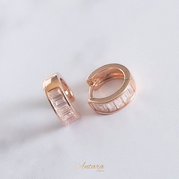 Aretes huggies rose gold y circonias baguette