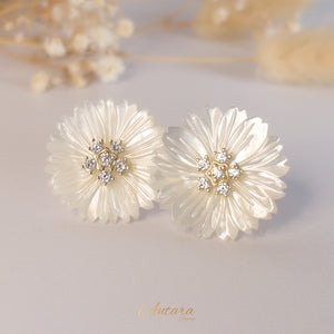 Aretes huggies Flor Madre Perla