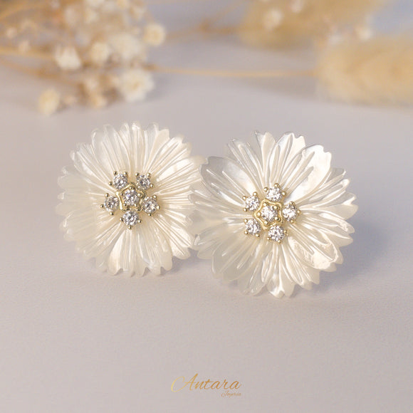 Aretes huggies Flor Madre Perla