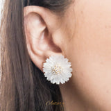 Aretes huggies Flor Madre Perla